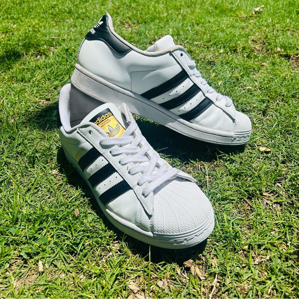 Adidas Superstar Shell toes White Black striped Woman’s 9 sneakers Preowned
